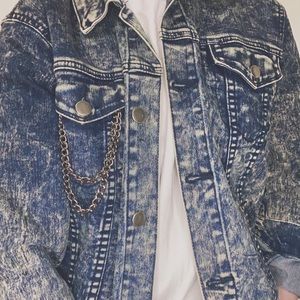 Jean jacket with chain and patches